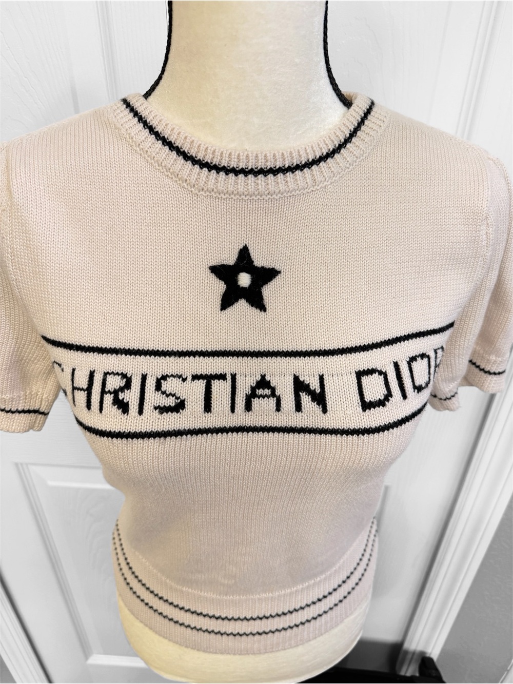 Dior Short-Sleeved Sweater
Ecru Wool and Cashmere Knit - Picture 2 of 10